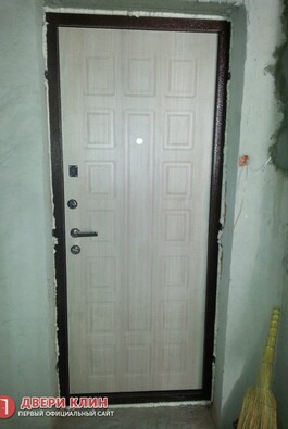 Дверь в квартиру с МДФ панелью под беленый дуб