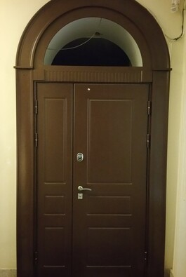 Двухстворчатая арочная дверь с фрамугой сверху