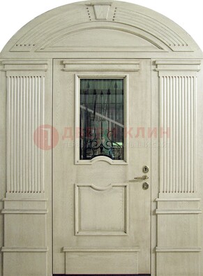Белая входная дверь массив со стеклом и ковкой ДА-49 в Долгопрудном
