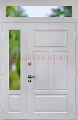 Белая полуторная железная дверь со стеклом и фрамугами ДФГ-10 в Долгопрудном