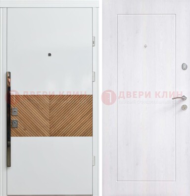 Белая железная дверь МДФ горизонтальной вставкой ДМ-265 в Долгопрудном