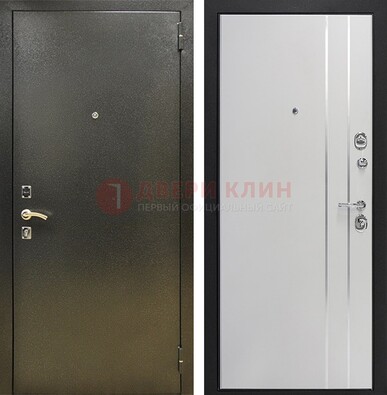 Железная темная дверь с порошковым покрытием и белая МДФ с молдингами  ДП-296 в Долгопрудном