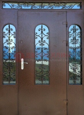 Железная парадная дверь со стеклом и ковкой ДПР-16 для общественных зданий в Долгопрудном