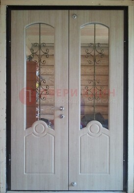 Парадная дверь со стеклянными вставками и ковкой ДПР-23 в деревянный дом в Долгопрудном