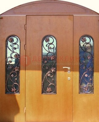 Парадная дверь со стеклянными вставками и ковкой ДПР-28 в общественное здание в Долгопрудном