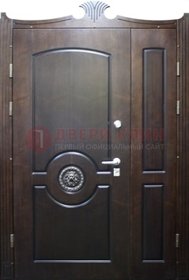 Коричневая парадная дверь с украшением ДПР-52 с утеплением в Чебоксарах