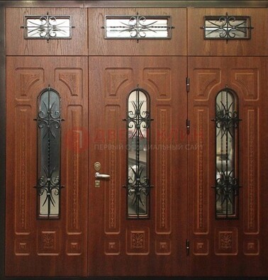 Парадная дверь с металлическими вставками и ковкой ДПР-72 в дом в Долгопрудном