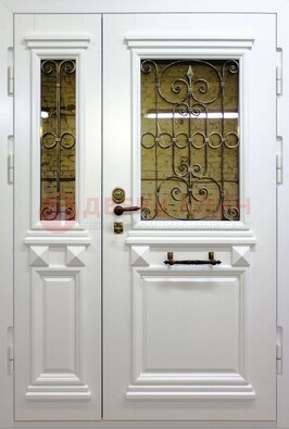 Белая парадная металлическая дверь со стеклом и ковкой ДПР-83 в Долгопрудном