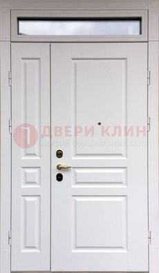 Белая двухстворчатая металлическая дверь со стеклом ДС-63 в Долгопрудном