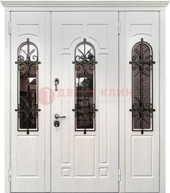 Белая распашная стальная дверь со стеклом и ковкой ДСК-125 в Долгопрудном
