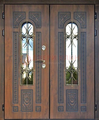 Двухстворчатая стальная дверь со стеклом и ковкой для дома ДСК-153 в Долгопрудном