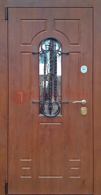 Темная железная дверь со стеклом и ковкой в коричневом цвете ДСК-154 в Долгопрудном