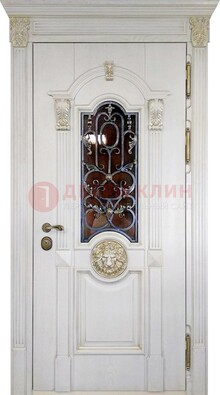 Белая железная дверь со стеклом и ковкой для кирпичного дома ДСК-155 в Долгопрудном