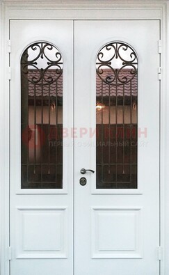 Белая стальная дверь стекло с ковкой и филенкой ДСК-201 в Долгопрудном