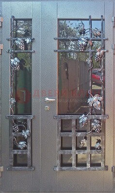 Распашная уличная дверь Порошок со стеклом и ковкой ДСК-221 в Долгопрудном