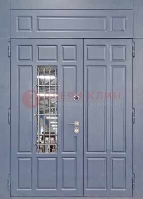 Серая двухстворчатая дверь Винорит со стеклом и ковкой ДСК-234 RAL 7024 в Долгопрудном