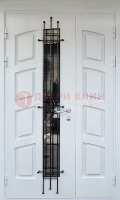 Белая полуторная стальная дверь с массивом для коттеджа ДСК-253 в Можайске