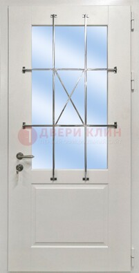 Белая простая железная дверь Винорит со стеклом и ковкой ДСК-257 в Долгопрудном