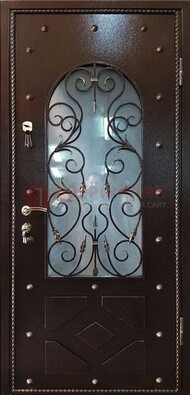Влагостойкая дверь со стеклом и ковкой с декором ДСК-37 в Долгопрудном