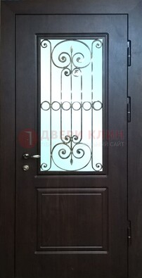Железная дверь со стеклом и ковкой ДСК-65 для общественных зданий в Долгопрудном