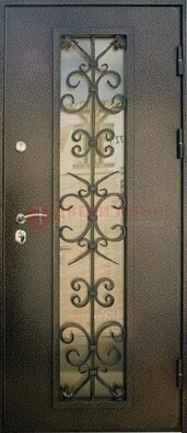Входная дверь Дверь со стеклом и ковкой черного цвета ДСК-76 для веранды в Долгопрудном