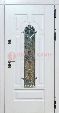 Белая остекленная металлическая дверь с ковкой ДСК-98 в Долгопрудном