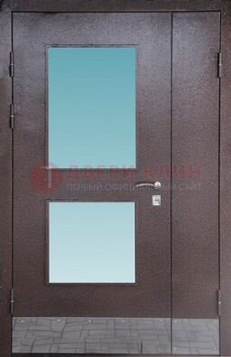 Коричневая тамбурная дверь со стеклянными вставками ДТМ-21 в Долгопрудном