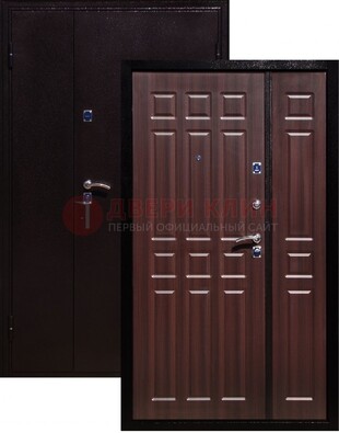 Коричневая металлическая тамбурная дверь ДТМ-24 в Долгопрудном