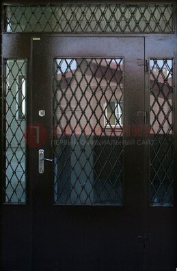 Коричневая тамбурная дверь со стеклянными вставками и ковкой ДТМ-32 в Долгопрудном