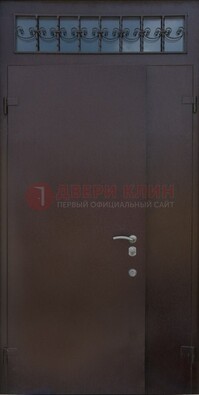 Коричневая тамбурная дверь со стеклянными вставками и ковкой ДТМ-39 в Долгопрудном