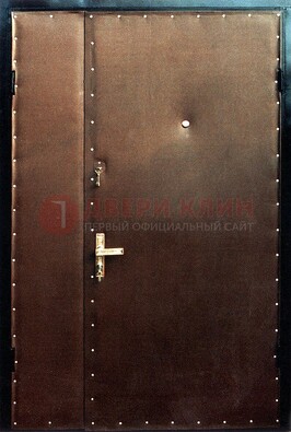 Коричневая тамбурная дверь с оформлением ДТМ-40 в Долгопрудном