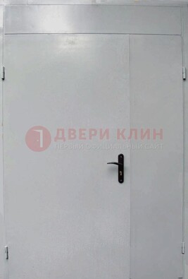 Белая металлическая тамбурная дверь ДТМ-5 в Долгопрудном