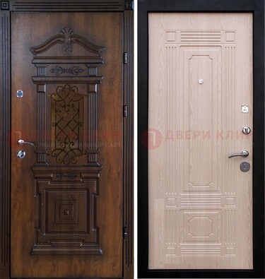 Входная коричневая дверь с виноритом и узором Белый дуб внутри ДВТ-126 в Дмитрове
