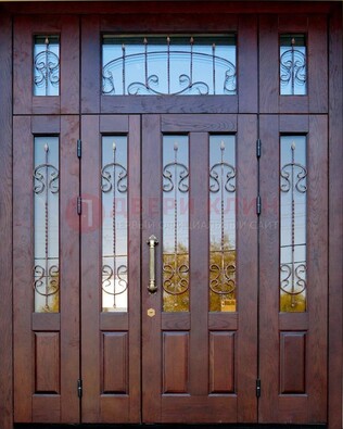 Коричневая парадная дверь с виноритом и ковкой ДВТ-168 в Долгопрудном