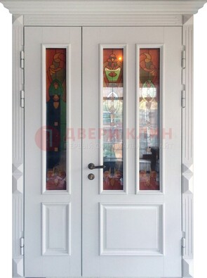 Белая полуторная металлическая дверь с витражом ВЖ-12 в Долгопрудном