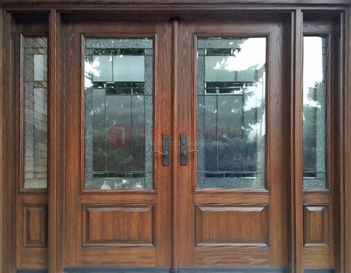 Распашная стальная дверь с массивом с витражом и фрамугами ВЖ-21 в Долгопрудном
