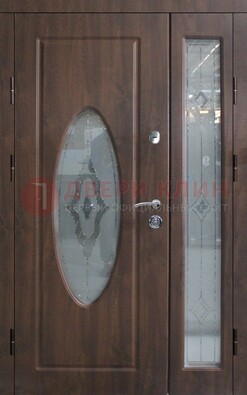 Коричневая двухстворчатая железная дверь с МДФ и витражом ВЖ-33 в Долгопрудном
